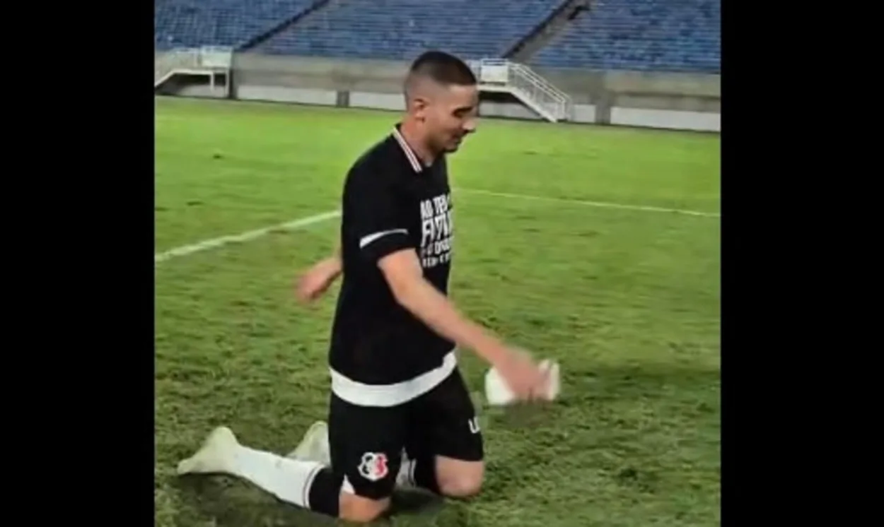 Ex-Inter, Galhardo atravessa gramado de joelhos após acesso na Série D: "Vão nos aturar" Galhardo pelo Inter