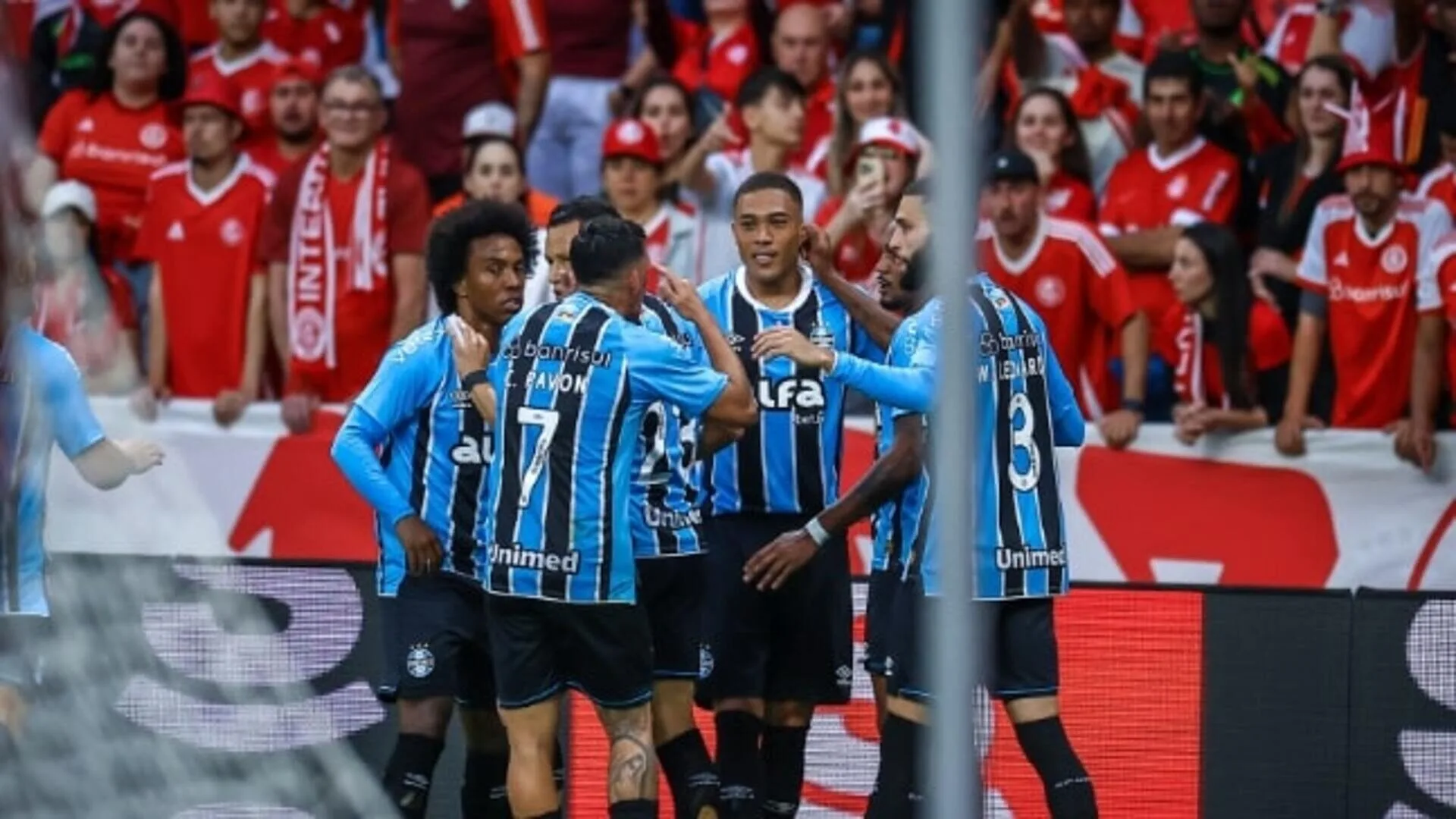 Grêmio diz que jogou "contra 12" e provoca Inter após vitória no Beira-Rio: "Sempre local" Grêmio vence fora de casa