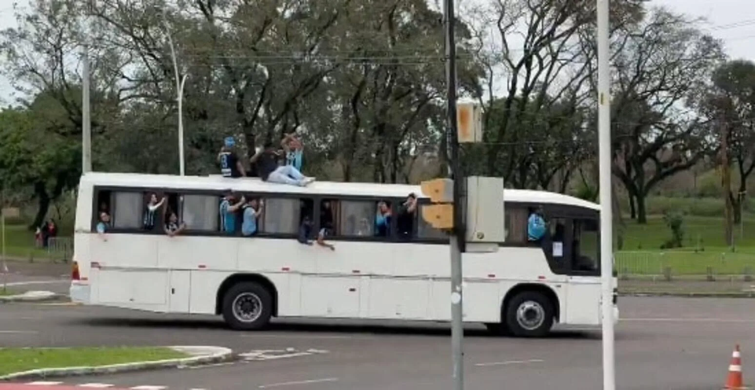 Vídeo mostra chegada dos torcedores do Grêmio para o Gre-Nal no Beira-Rio Grêmio ônibus