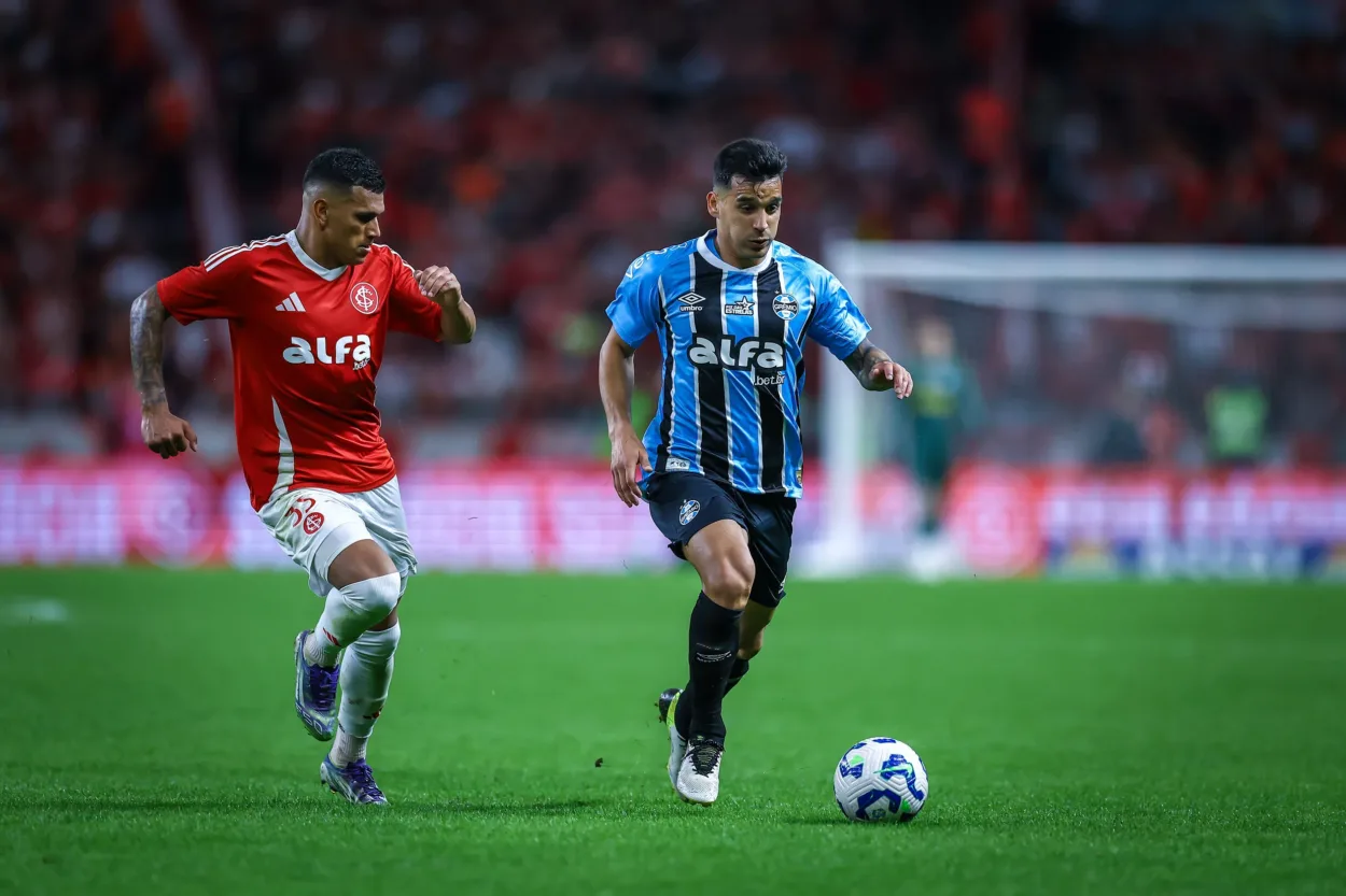 RS - FUTEBOL/CAMPEONATO BRASILEIRO 2025 /GRENAL 448 - ESPORTES - Lance da partida entre Gremio e Internacional disputada na tarde deste domingo, no Estádio Beira-Rio, em partida valida pelo Campeonato Brasileiro 2025.