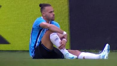Braithwaite, jogado do Grêmio, sentado no gramado após sentir lesão