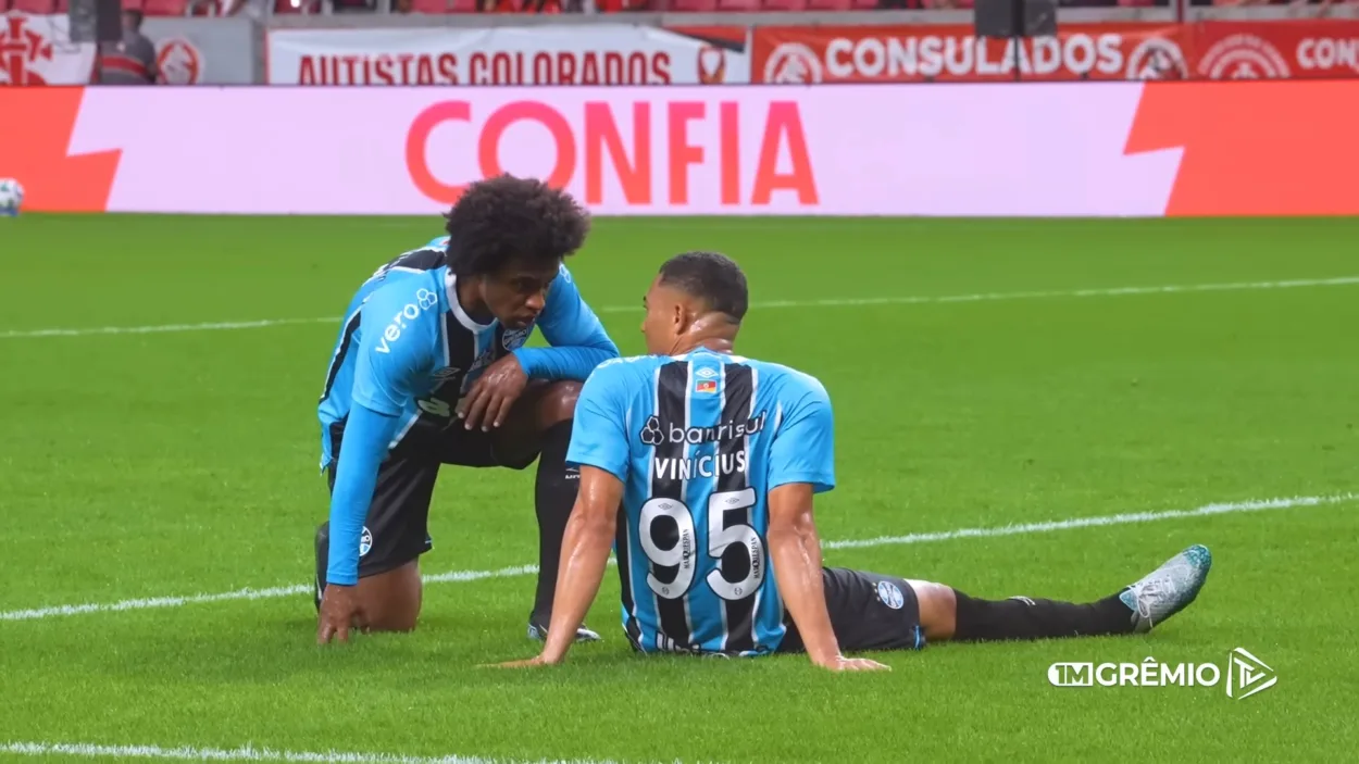 Grêmio sofre com 13 jogadores no departamento médico: veja cada lesão e previsão de retorno Willian e Carlos Vinícius, jogadores do Grêmio