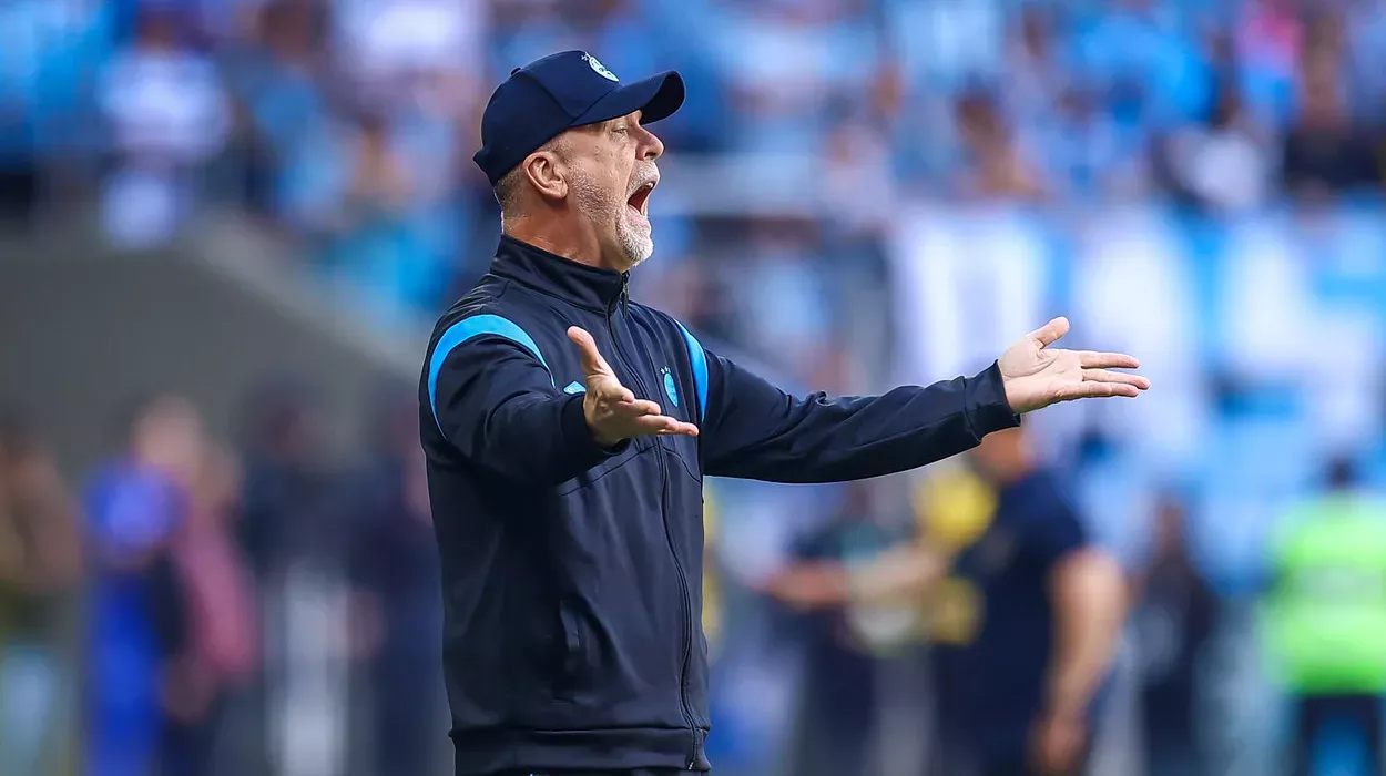 Com jogador do Grêmio, Peru de Mano Menezes perde da Espanha e leva gol inusitado Mano Menezes, treinador do Grêmio