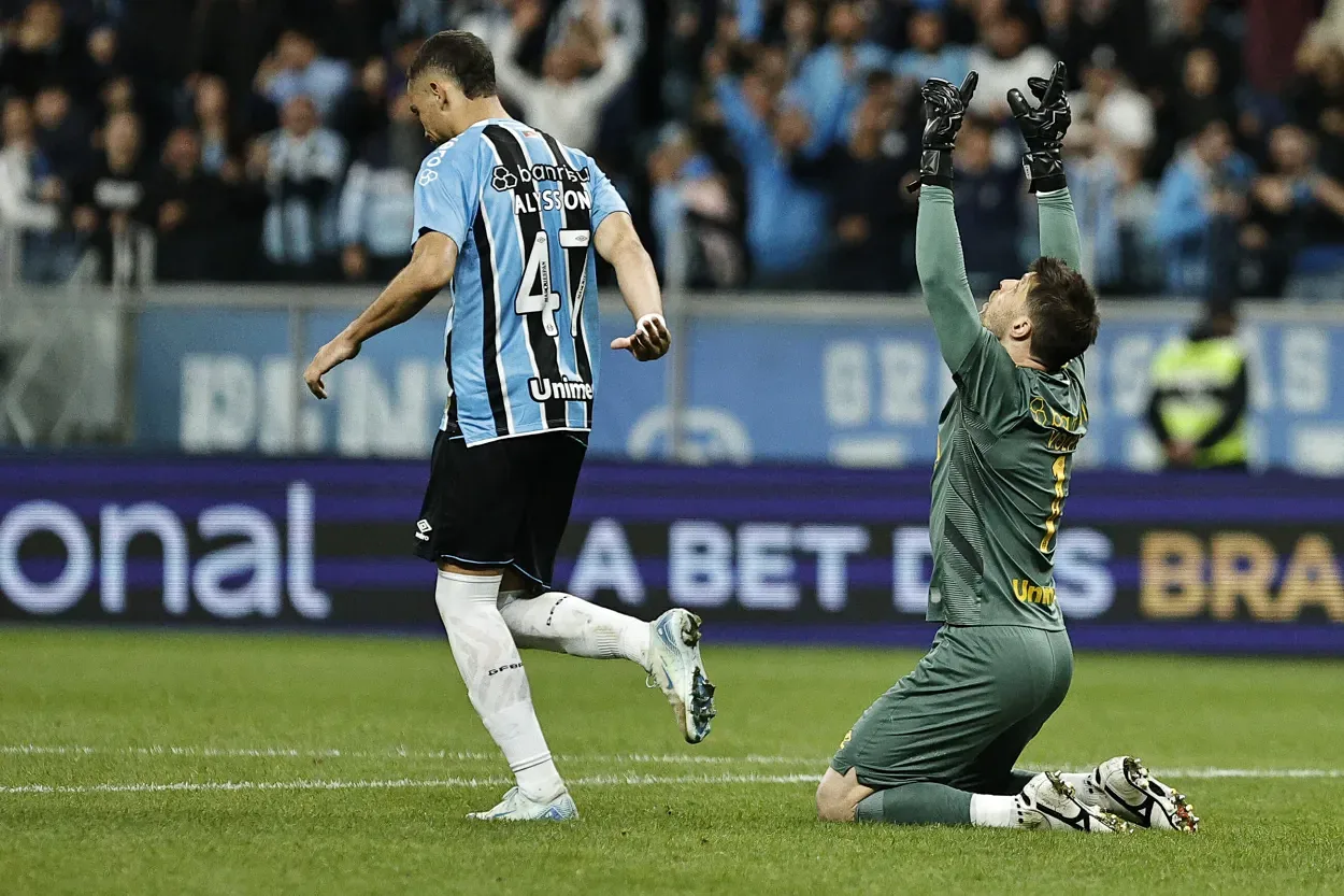 Tiago Volpi (1), goleiro do Grêmio comemora gol marcado durante partida contra o Botafogo, válida pela 16ª rodada do Campeonato Brasileiro 2025. FOTO: Roberto Vinícius/AGAFOTO/Gazeta Press
