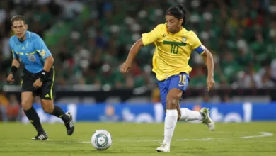 De novo? Ronaldinho Gaúcho volta a citar o Grêmio e publica golaço de falta na base Ronaldinho Gaúcho