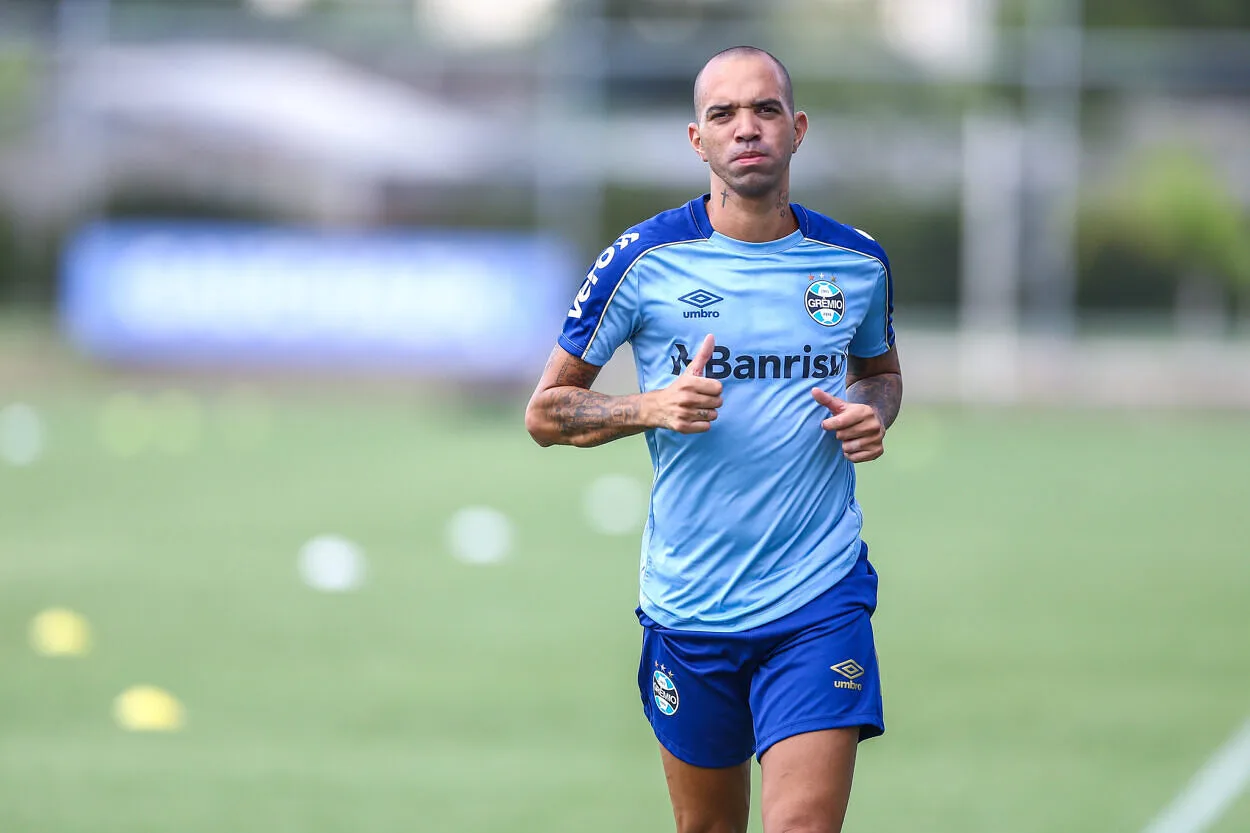 Ex-Grêmio, Tardelli revela rotina com Ronaldinho Gaúcho: "Bolsa cheia de cerveja" Diego Tardelli ex-Grêmio