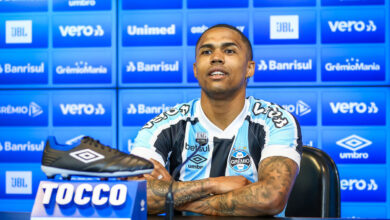 Arbitragem polêmica de derrota do Grêmio chama atenção até de Douglas Costa Douglas Costa pelo Grêmio