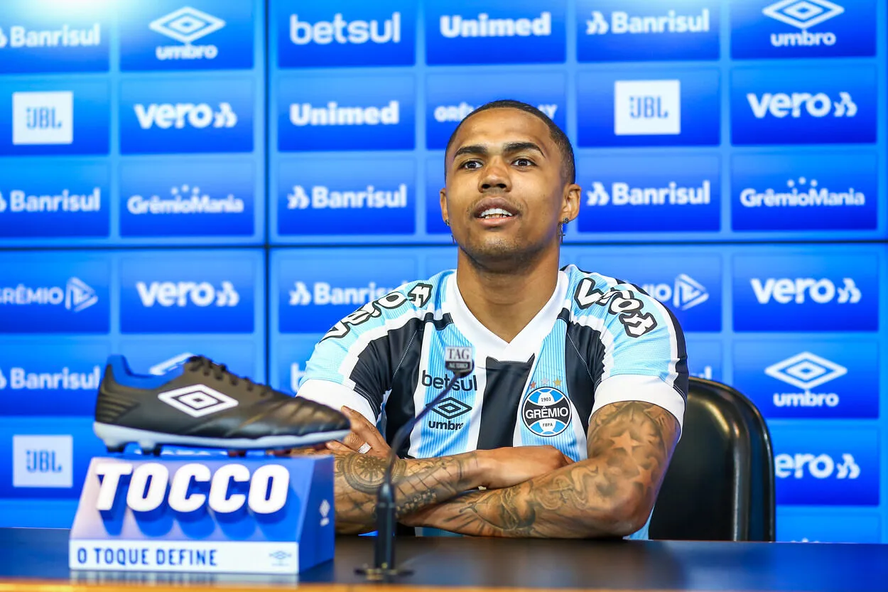 Arbitragem polêmica de derrota do Grêmio chama atenção até de Douglas Costa Douglas Costa pelo Grêmio