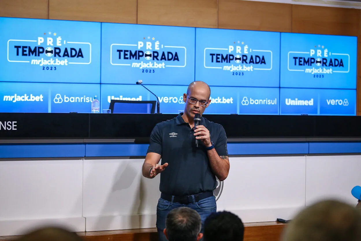 Caleffi descarta Renato no Grêmio e planeja "conversa leal" com Mano Menezes Caleffi Grêmio
