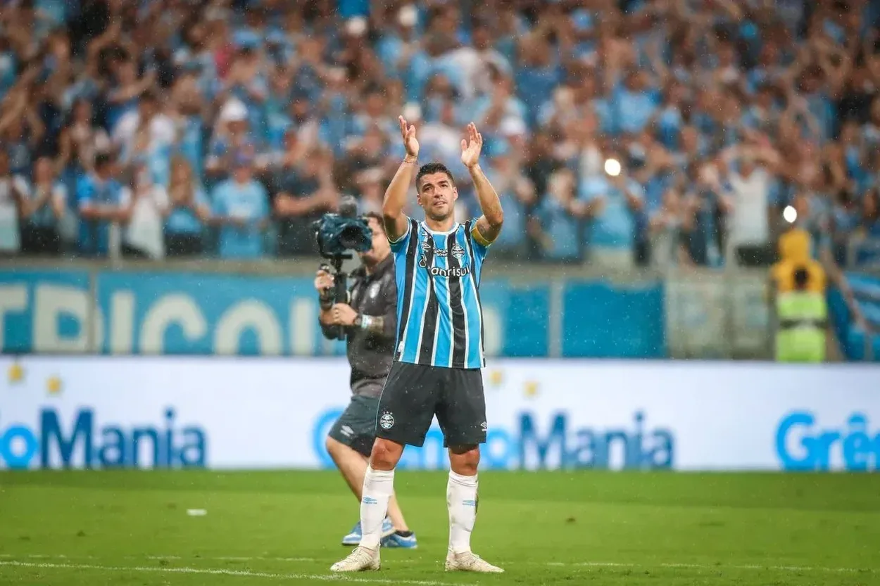 Caleffi dá nova dica da estrela que quer no Grêmio: "Carreira mais consolidada que Suárez" Suárez pelo Grêmio