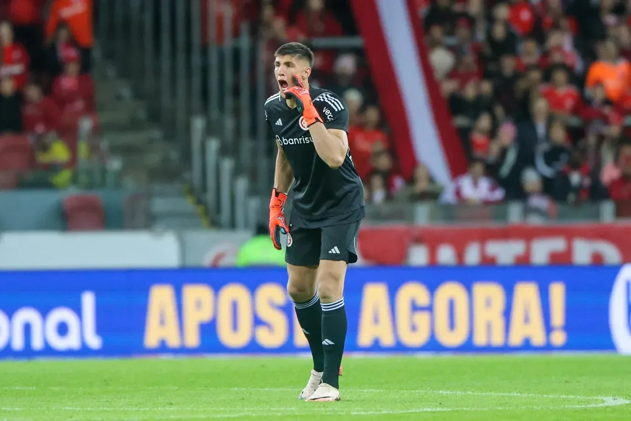 Após falhas de Anthoni, Inter não dá prazo para Rochet e confirma que uruguaio sente dores Rochet pelo Inter
