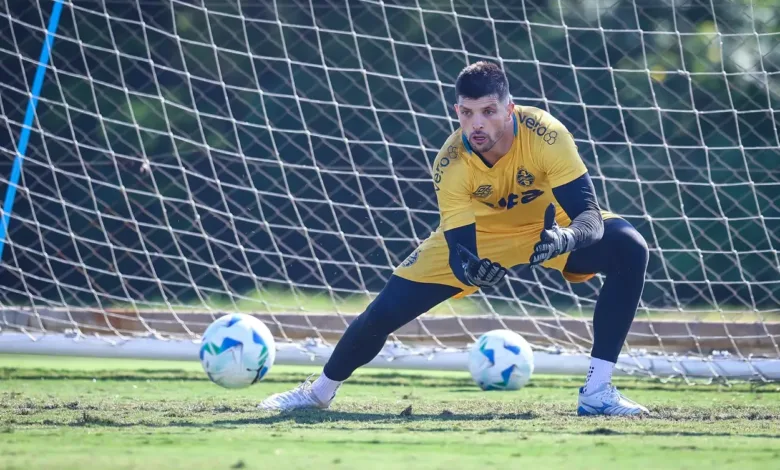 Com Gabriel Grando em alta, Volpi se recupera e tem data para voltar ao Grêmio Tiago Volpi pelo Grêmio