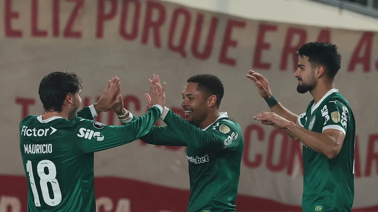 Vitor Roque brilha em goleada do Palmeiras e já fala da "final" contra o Flamengo Palmeiras de Vitor Roque