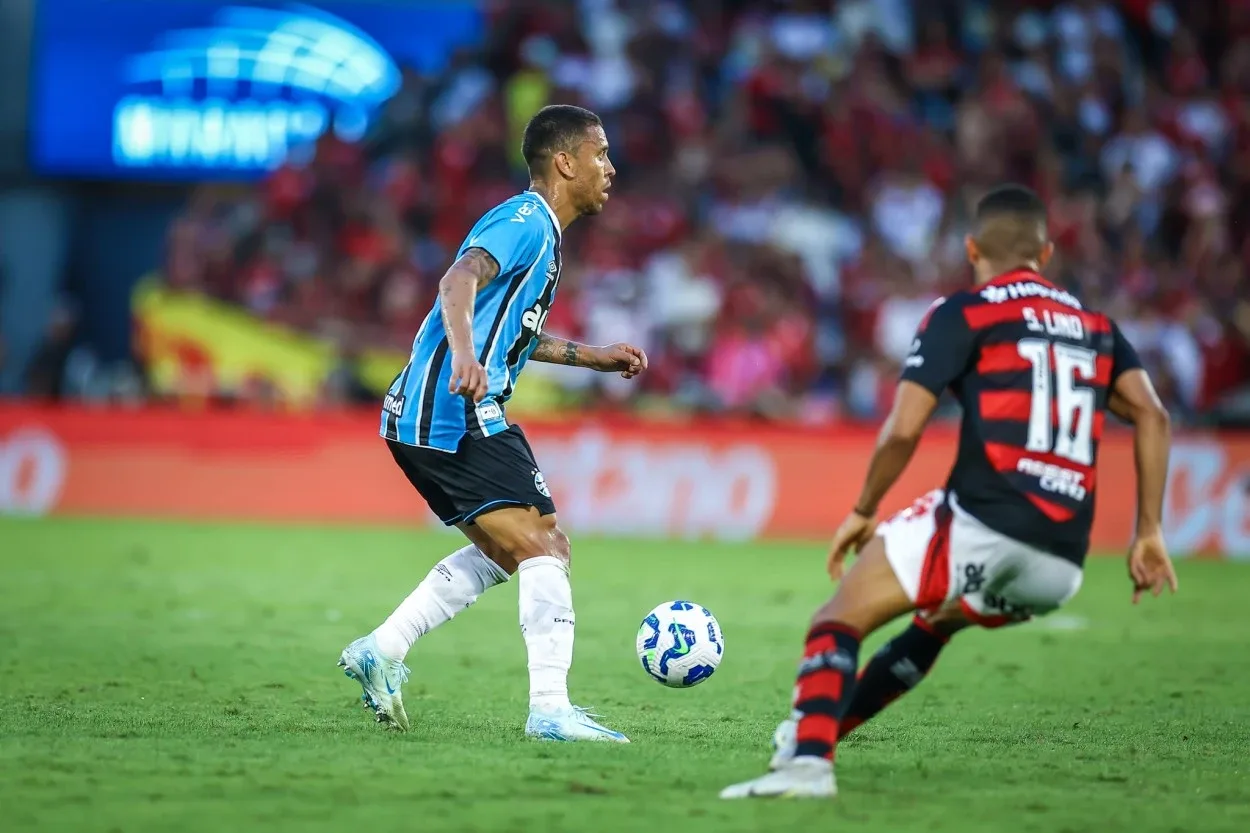 Lateral do Grêmio admite mágoa com Cuca: "Falou que não precisava de mim" Marcos Rocha pelo Grêmio