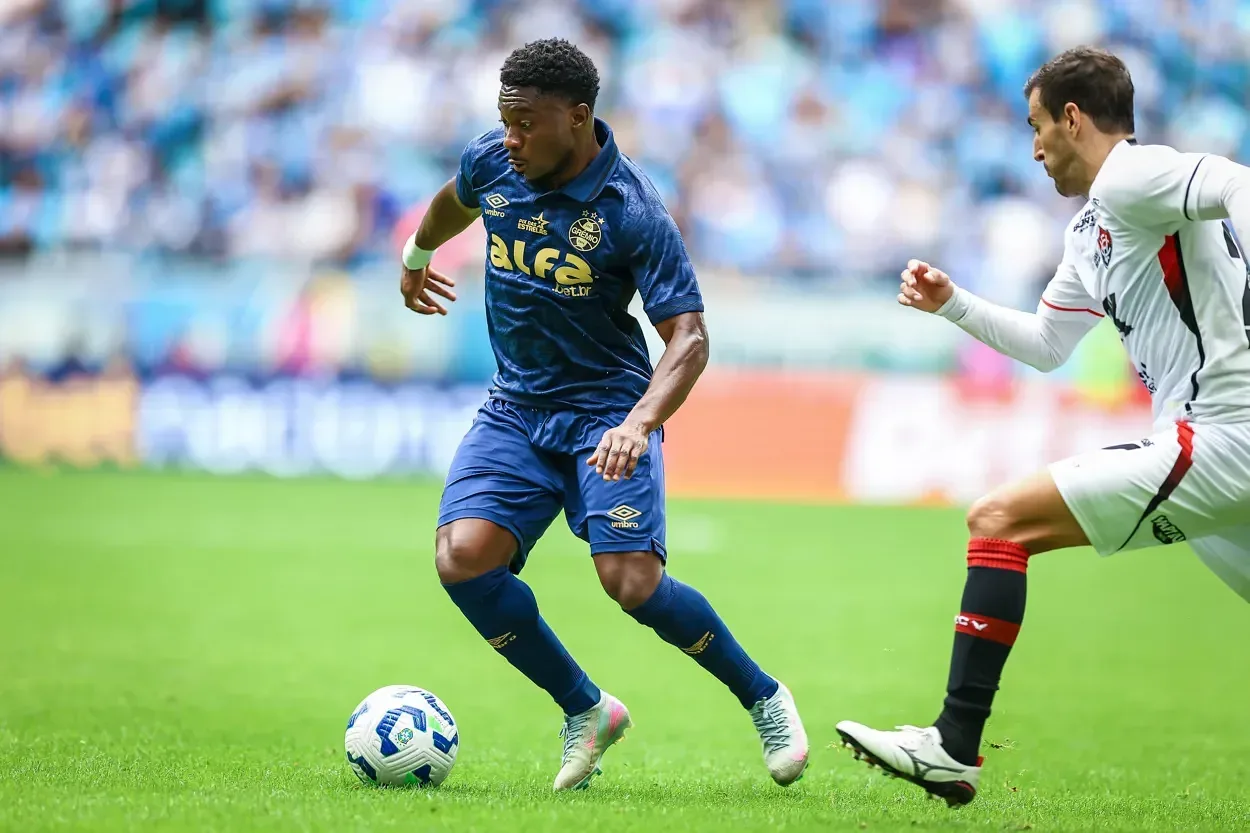 Amuzu se vê pronto no Grêmio e revela os mais "resenhas" do vestiário: "Sempre estou rindo" Grêmio Oficial / Flickr