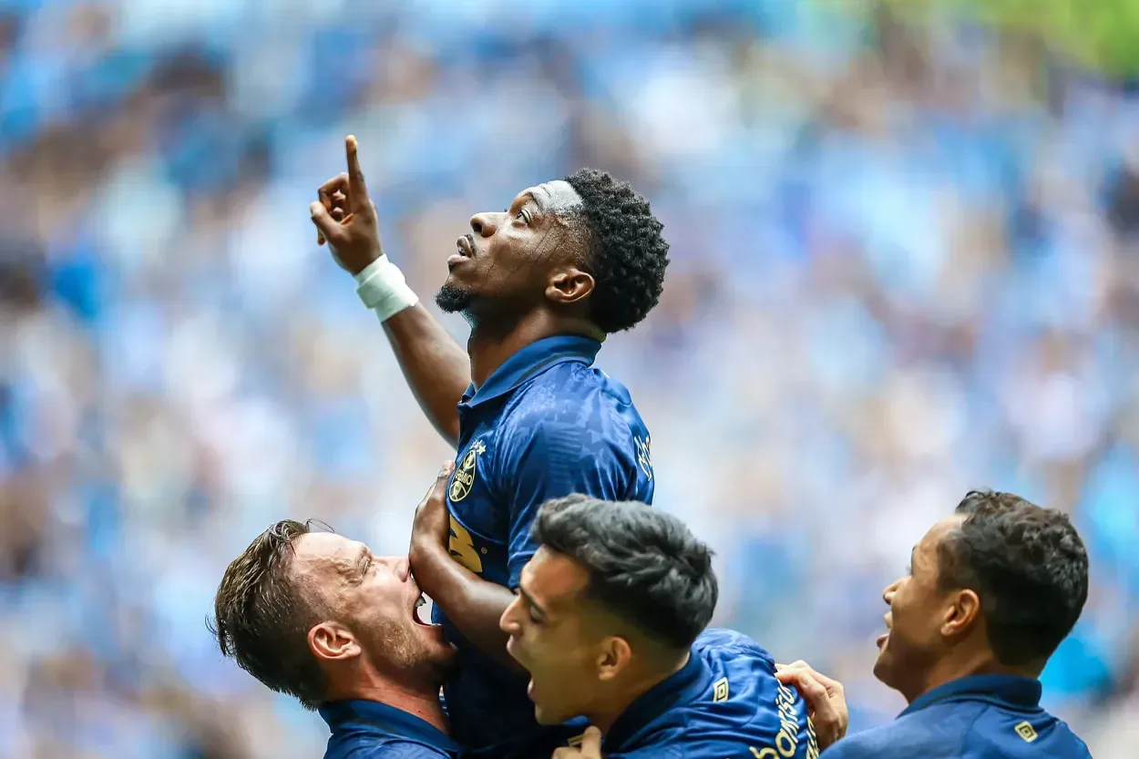 Amuzu aprova ideia de Mano Menezes no Grêmio e vê nova fase: "Estou entendendo" Amuzu se destaca pelo Grêmio