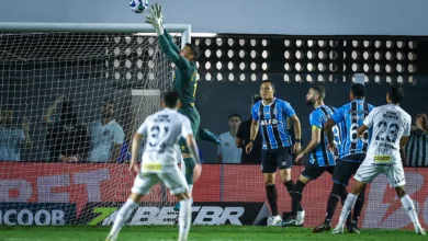 Lateral do Grêmio compartilha opinião dada na ESPN sobre arbitragem: "Impressionante" Grêmio empata com Santos