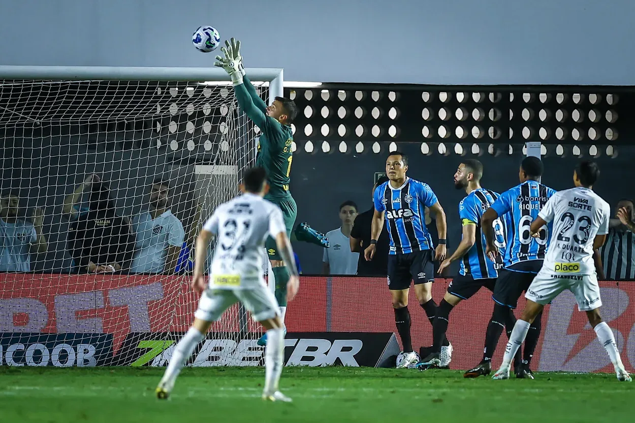 Lateral do Grêmio compartilha opinião dada na ESPN sobre arbitragem: "Impressionante" Grêmio empata com Santos