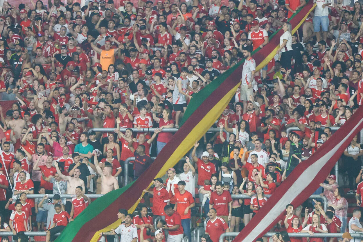 Torcida do Inter volta a protestar com faixas em frente ao Beira-Rio; veja mensagens Sport Club Internacional | Oficial / Flickr