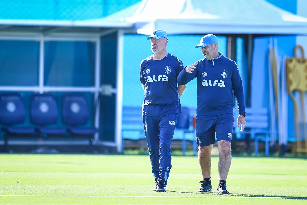 RS - FUTEBOL/ TREINO GREMIO 2025 - ESPORTES - Jogadores do Gremio realizam treino técnico durante a tarde desta terca-feira, no CT Luiz Carvalho, na preparação para a partida valida pelo Campeonato Brasileiro 2025. FOTO: LUCAS UEBEL/GREMIO FBPA
