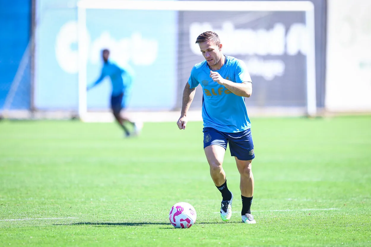 Arthur se firma na volta ao Grêmio e já lidera importante estatística no Brasileirão Arthur pelo Grêmio