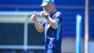 Sem Cuéllar, Grêmio está oficialmente escalado para enfrentar o São Paulo Mano Menezes - RS - FUTEBOL/ TREINO GREMIO 2025 - ESPORTES - Jogadores do Gremio realizam treino técnico durante a manha desta sexta-feira, no CT Luiz Carvalho, na preparação para a partida valida pelo Campeonato Brasileiro 2025. FOTO: LUCAS UEBEL/GREMIO FBPA