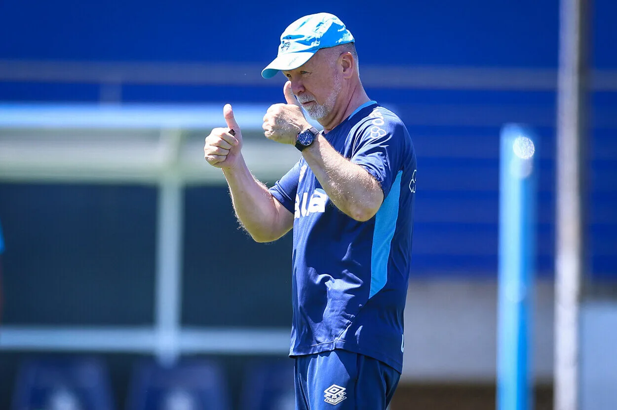 Sem Cuéllar, Grêmio está oficialmente escalado para enfrentar o São Paulo Mano Menezes - RS - FUTEBOL/ TREINO GREMIO 2025 - ESPORTES - Jogadores do Gremio realizam treino técnico durante a manha desta sexta-feira, no CT Luiz Carvalho, na preparação para a partida valida pelo Campeonato Brasileiro 2025. FOTO: LUCAS UEBEL/GREMIO FBPA