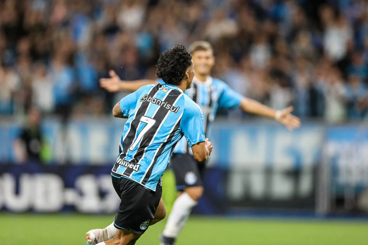 Roger marca golaço de falta em goleada do Grêmio e revela recado para Gabriel Mec Grêmio venceu