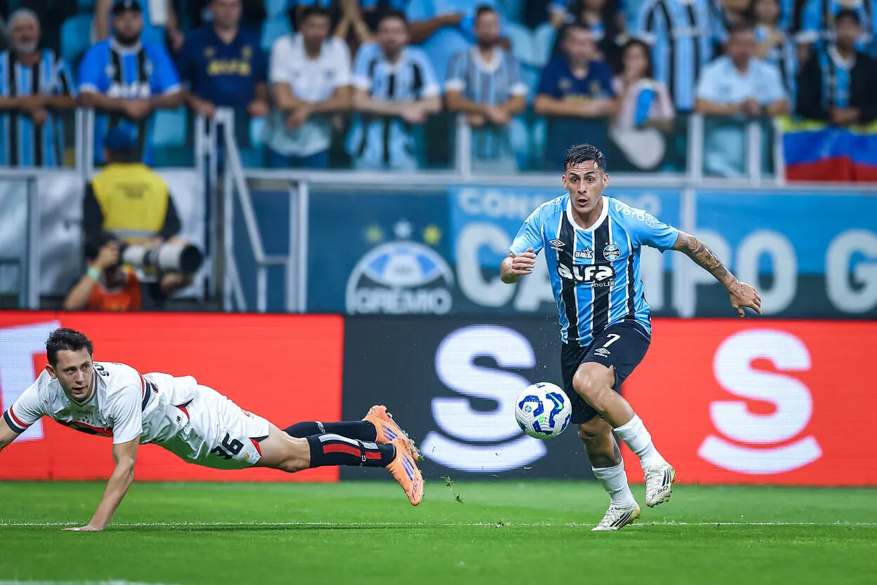 Pavón ganha moral no Grêmio e deve iniciar jogo deste domingo contra o Bahia Pavón em alta no Grêmio