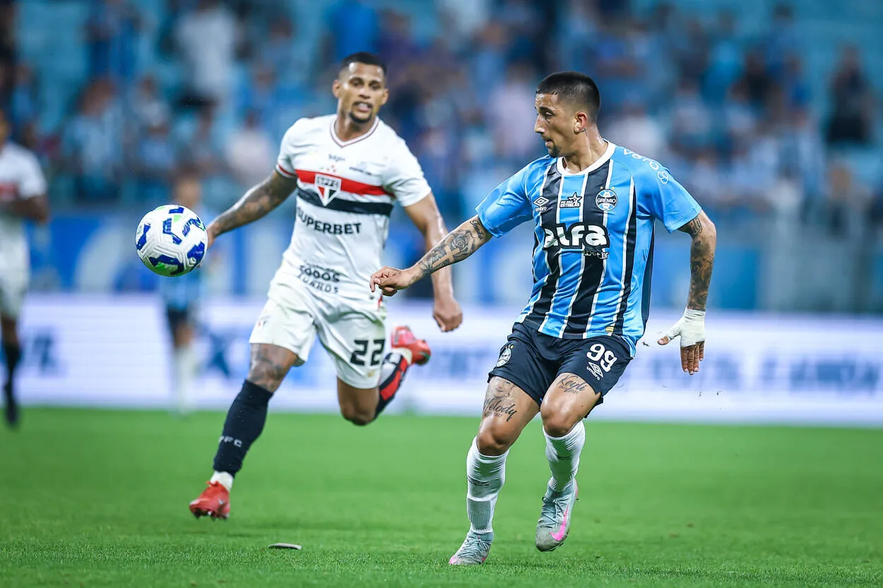 Olivera se manifesta após ser multado por indisciplina pelo Grêmio: "Peço desculpas" Olivera pelo Grêmio