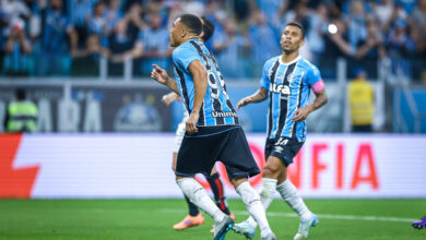 Carlos Vinícius dá notícia positiva sobre Willian e recebe brincadeira de Marcos Rocha Carlos Vinícius pelo Grêmio