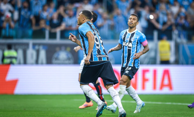 Carlos Vinícius dá notícia positiva sobre Willian e recebe brincadeira de Marcos Rocha Carlos Vinícius pelo Grêmio