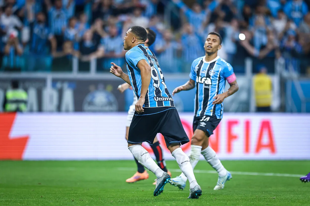 Carlos Vinícius dá notícia positiva sobre Willian e recebe brincadeira de Marcos Rocha Carlos Vinícius pelo Grêmio