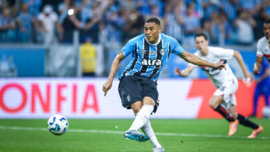 Carlos Vinícius conta como motivou Willian a vir ao Grêmio: "Vai ser diferente do Corinthians" Carlos Vinícius pelo Grêmio
