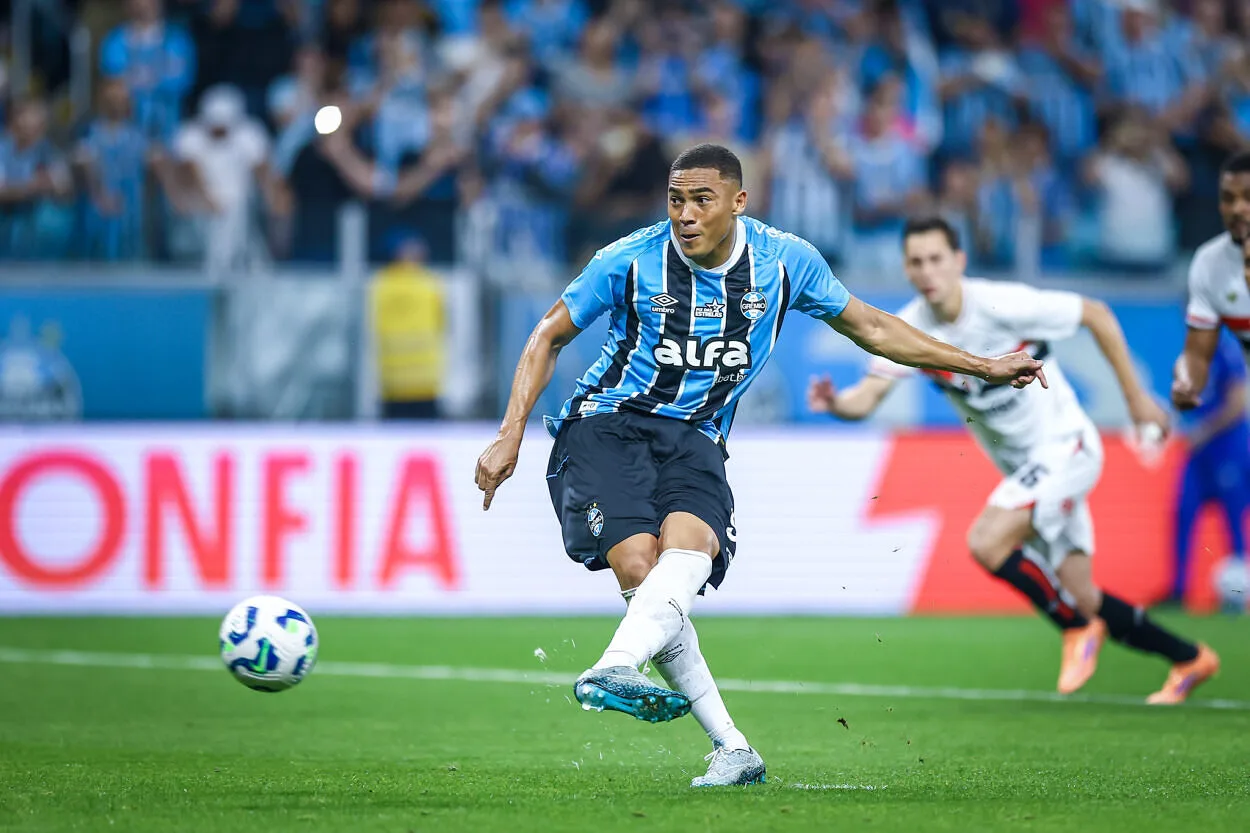Carlos Vinícius conta como motivou Willian a vir ao Grêmio: "Vai ser diferente do Corinthians" Carlos Vinícius pelo Grêmio