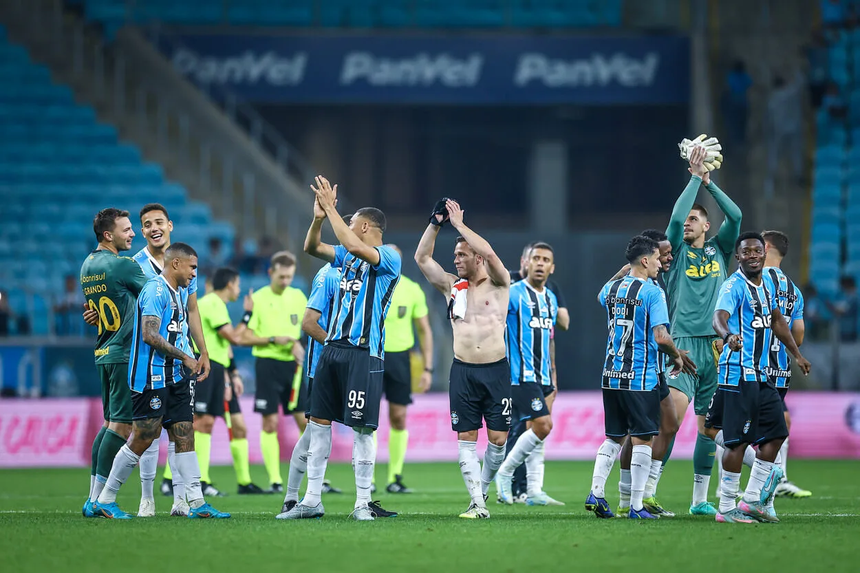 Grêmio tem retorno de trio, mas perde jogadores importantes para o próximo jogo do Brasileirão RS - FUTEBOL/CAMPEONATO BRASILEIRO 2025/GREMIO x SAO PAULO - ESPORTES - Lance da partida entre Gremio e Sao Paulo disputada na noite desta quinta-feira, na Arena do Gremio, em partida valida pela Campeonato Brasileiro 2025. FOTO: LUCAS UEBEL/GREMIO FBPA
