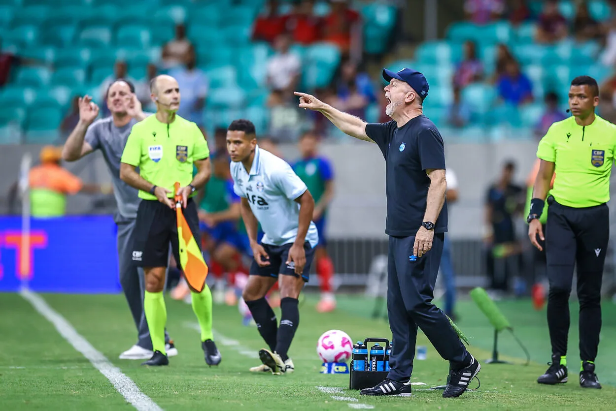 A explicação do Grêmio sobre o inusitado gol que fechou a goleada do Bahia Grêmio perde do Bahia