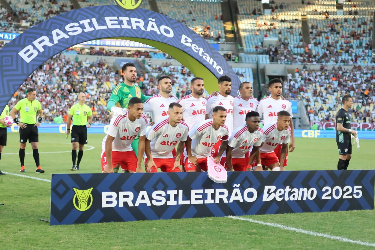 Como foi o protesto de torcedores do Inter no retorno dos jogadores ao RS Inter perdeu fora de casa