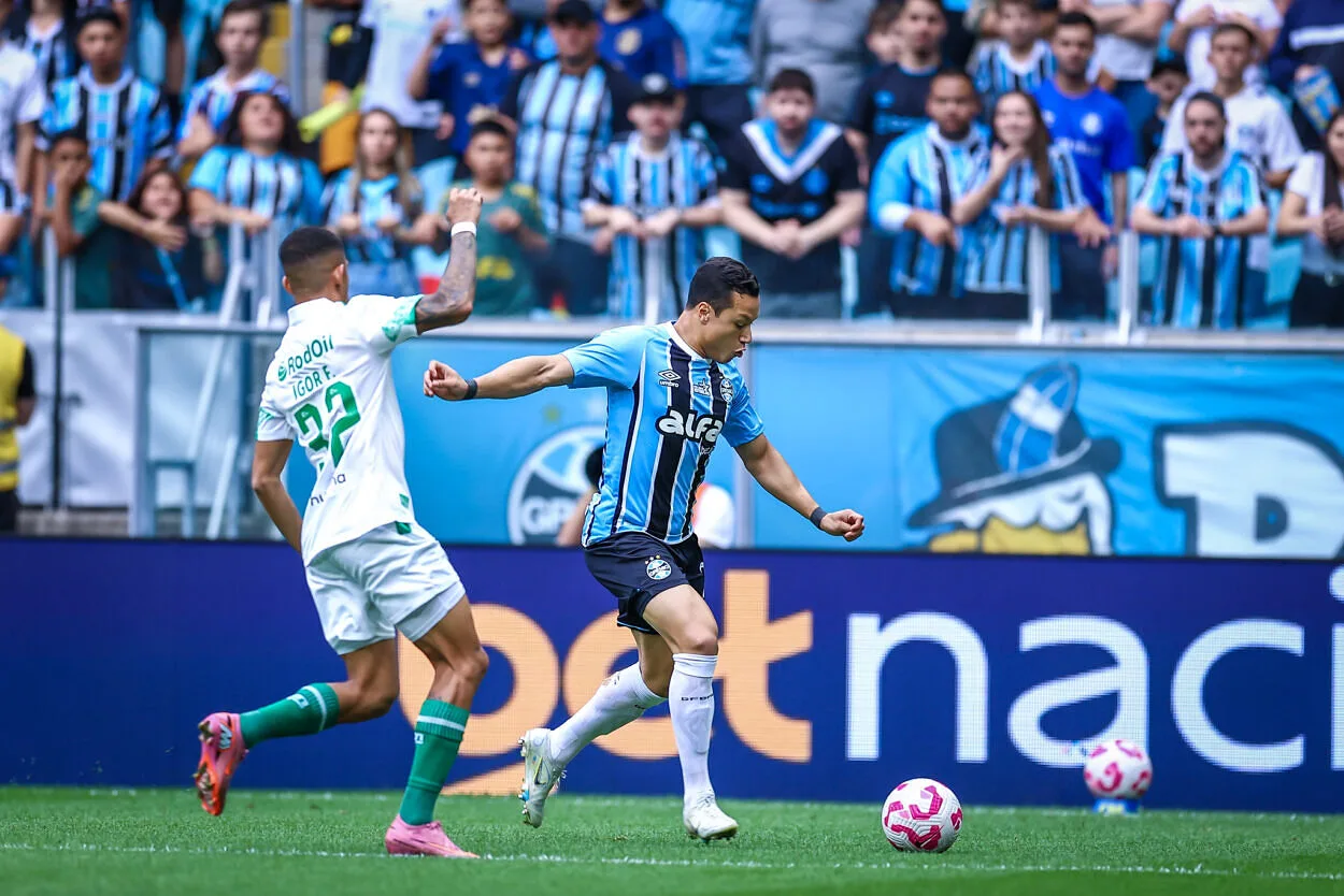 Marlon cita conversa com árbitro de Bahia x Grêmio e relembra entrevista: "Não me arrependo" Marlon pelo Grêmio