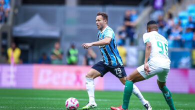 Arthur descarta rótulo de "salvador" no Grêmio e fala sobre possível convocação Arthur em ação pelo Grêmio
