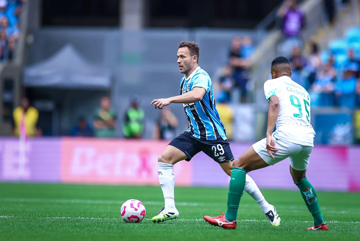 Arthur em ação pelo Grêmio