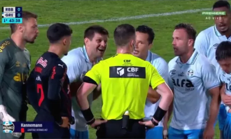 Após polêmicas, CBF define árbitro do próximo jogo do Grêmio no Brasileirão Jogadores do Grêmio pressionam arbitragem contestando expulsão de Kannemann
