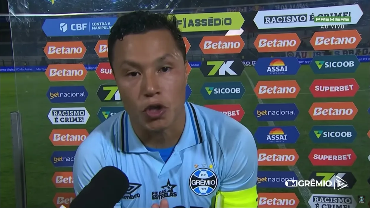 Lateral do Grêmio, Marlon, esbraveja contra a arbitragem brasileira