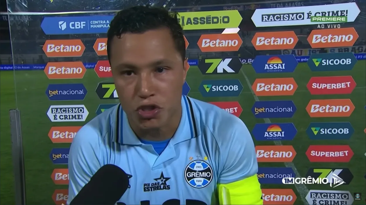 Lateral do Grêmio, Marlon, esbraveja contra a arbitragem brasileira Foto: YouTube/Grêmio TV