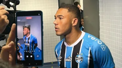 Carlos Vinícius mira Grêmio no topo da tabela; Gabriel Grando diz que quer ficar Carlos Vinícius, jogador do Grêmio concedendo entrevista na zona mista da Arena.