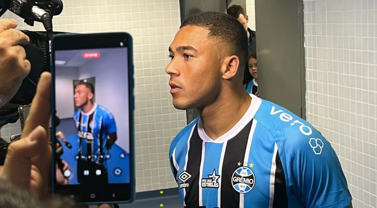 Carlos Vinícius mira Grêmio no topo da tabela; Gabriel Grando diz que quer ficar Carlos Vinícius, jogador do Grêmio concedendo entrevista na zona mista da Arena.