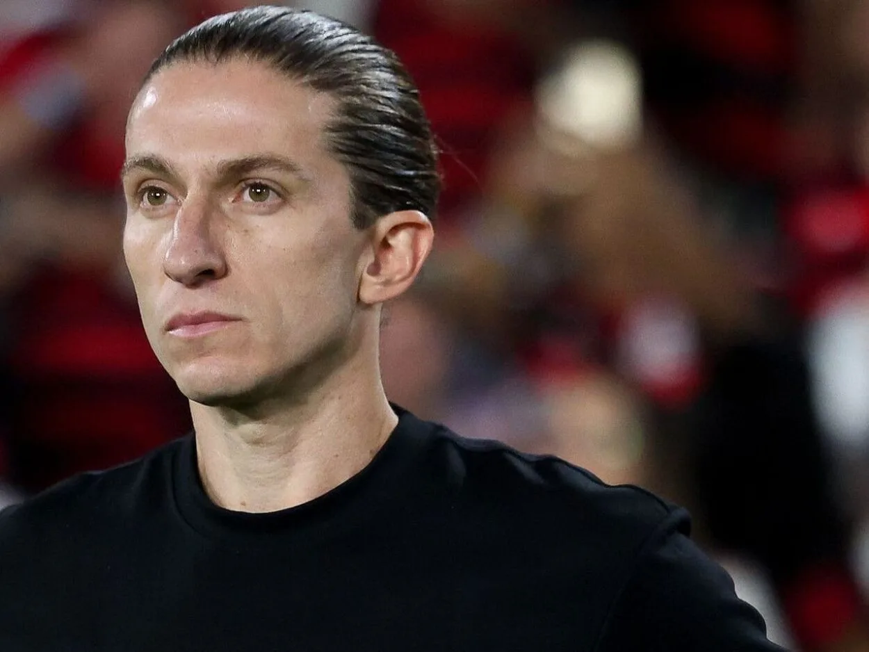 Flamengo pode ter 3 desfalques importantes no clássico contra o Botafogo Filipe-Luis-Treinador-do-Flamengo-1-e1755170634486