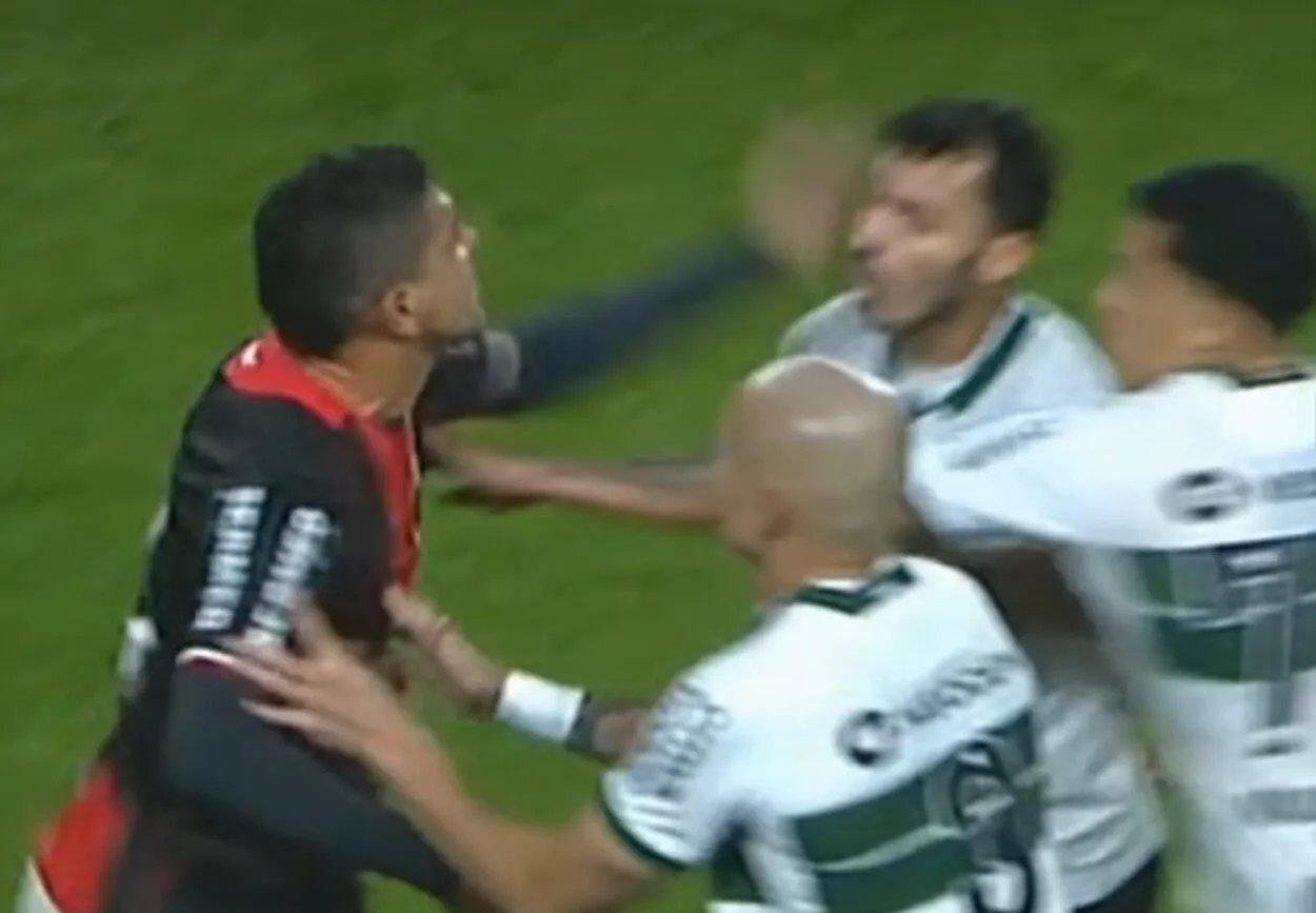 Ex-Inter, Zeca apanha com tapa na cara dado por rival na Série B; veja confusão Edson bate em Zeca