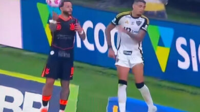 Memphis Depay tem atrito com ex-jogador do Grêmio em vitória do Corinthians Depay pelo Corinthians