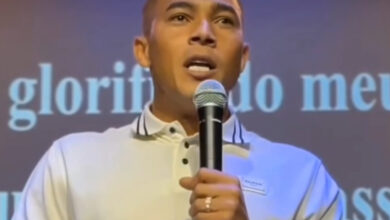 Dia seguinte ao hat-trick: Carlos Vinícius faz pregação em culto e mostra a sua fé Carlos Vinícius do Grêmio